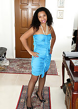 Ebony Milf Theresa Long Slides Out Of Her Elegant Dress To Spread