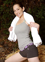 Horny 34 Year Old Fiona Fillmore Stops For A Picnic But Spreads Instead