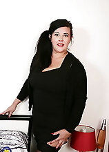 Curvy British Housewife Fooling Around With A Horny Dude
