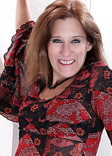 Elegant Milf Jay Dee Undresses And Spreads Her Mature Pussy Here