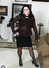 Curvy American Housewife Getting Wet And Wild
