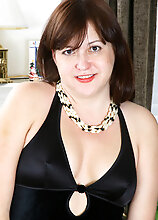 Elegant And 45 Year Old Kitty L From Allover30 Exposing Her Titties