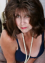 Mature Housewive Gets Very Wet