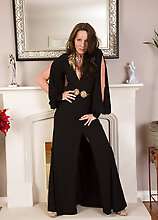 Incredible Looking Marlyn From Allover30 Slide Off Her Tight Nylons