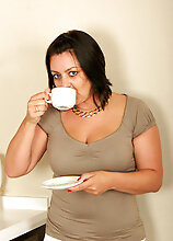 Mature 43 Year Old Housewife Enjoys Her Pussy With Her Coffee