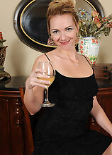 Sexy And Elegant Samantha Rae Displays Her 31 Year Old Pussy Here