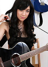 Tracy Rose Rocks The Guitar